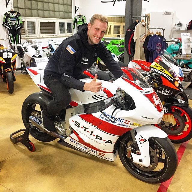 Gestern waren wir auf einen Apero zu Besuch bei @speedbox2wheelsensation in Wettigen. Ich konnte zum ersten Mal in meinem Leben auf eine echte Moto2 Maschine steigen🤩 Speedbox wird uns (@getfaster.ch ) nächste Saison bei jedem Renntraining als technischer Support unterstützen