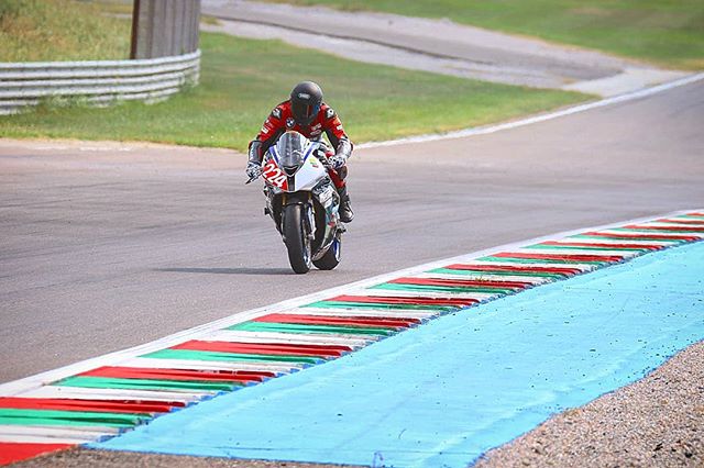 Tolles Training im sonnigen Italien bei über 30 Grad😎 mit @getfaster.ch Danke für den Support@sp_motorsport.ch@getfaster.ch@christian.herzog.175@visage_moto@underrated_airtime@ff27_kuehlerschutzgitter@Fotostudio Bühler GmbH@RS2 Enginerring